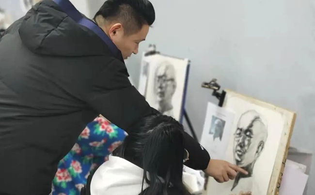 老师在给学生指导画画