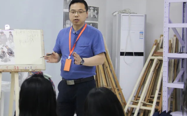 刘晓男老师在给学生讲课